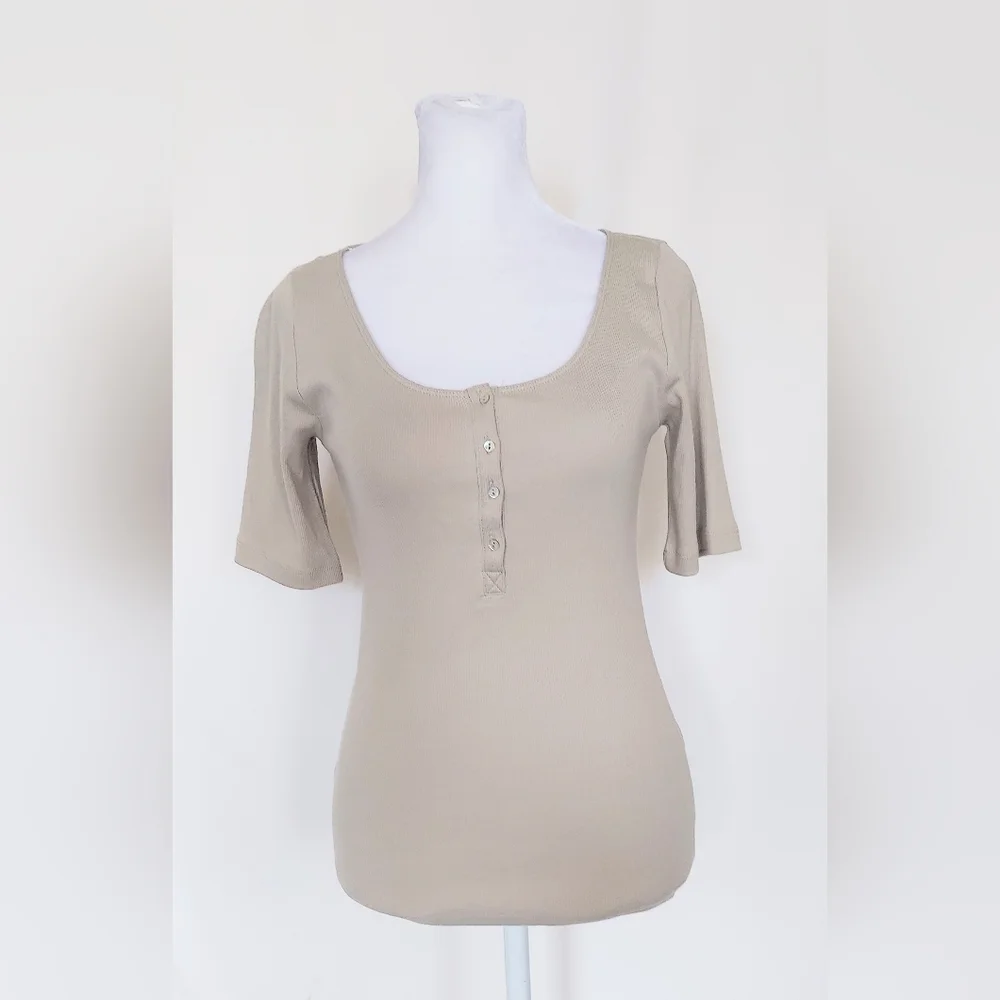 H&M Short Sleeve Scoop Neck Top Taupe Size Small NWT - Picture 1 of 10